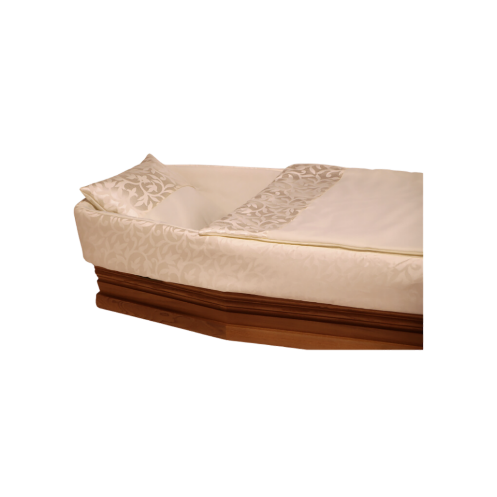 Cercueil en bois avec tissu brodé blanc.